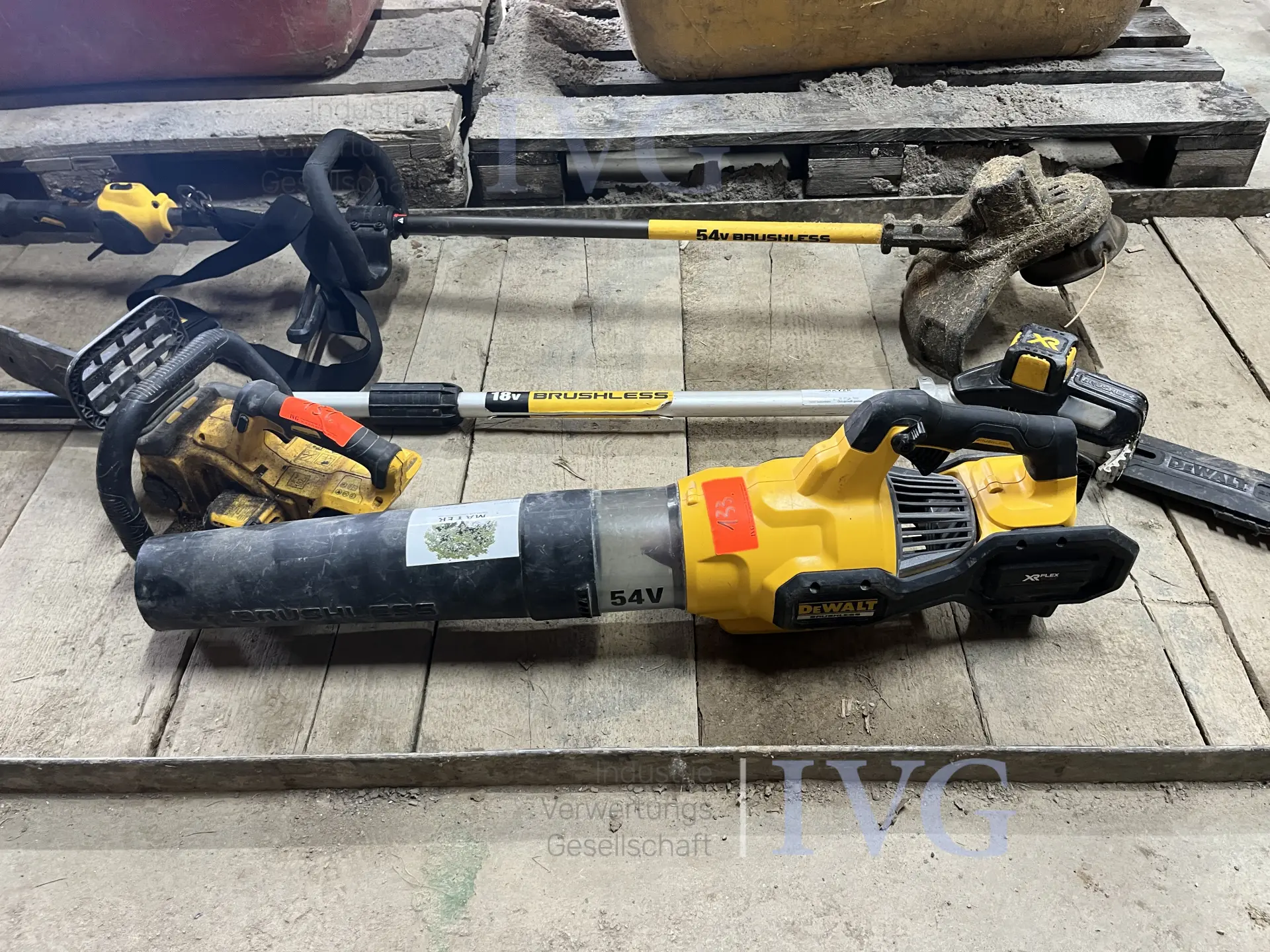 Akku-Laubbläser DEWALT DCMBA572